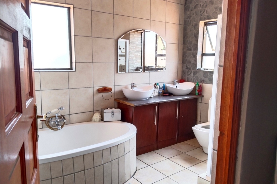 5 Bedroom Property for Sale in Birdwood Estate North West